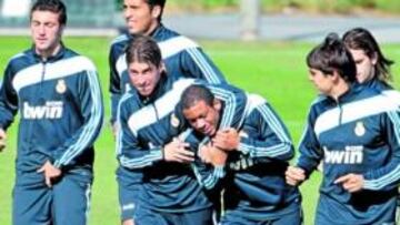 <b>INTEGRADO. </b>Ramos bromeó ayer con Marcelo en el entrenamiento.