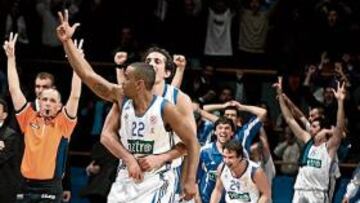 <b>ESTALLIDO FINAL. </b>Bullock acababa de sentenciar el partido con tres triples en las tres últimas posesiones, de ahí la alegría incontenible del americano y sus compañeros.