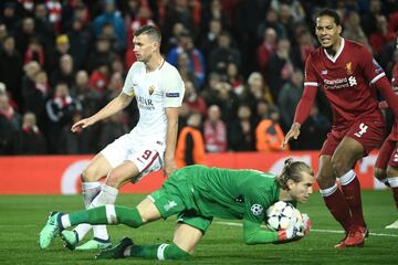 Loris Karius y Edin Dzeko.