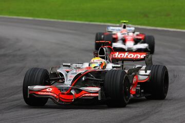 Lewis Hamilton se alzaría con su primer título de campeón del mundo en 2008 en uno de los finales más agónicos que se recuerdan en la F1. En la última vuelta del GP de Brasil el británico iba sexto, cediendo así el mundial en favor de Felipe Massa. Los de Ferrari cantaban el título tras la victoria del brasileño hasta el adelantamiento de Hamilton en la penúltima curva a Timo Glock para llegar quinto, lo que le daría el campeonato por un solo punto.