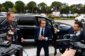 El ex-presidente del Gobierno, Jose María Aznar, a su llegada al tanatorio.
