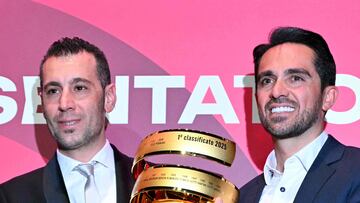 Contador, junto a Nibali, sostiene el Trofeo Senza Fine de ganador del Giro.