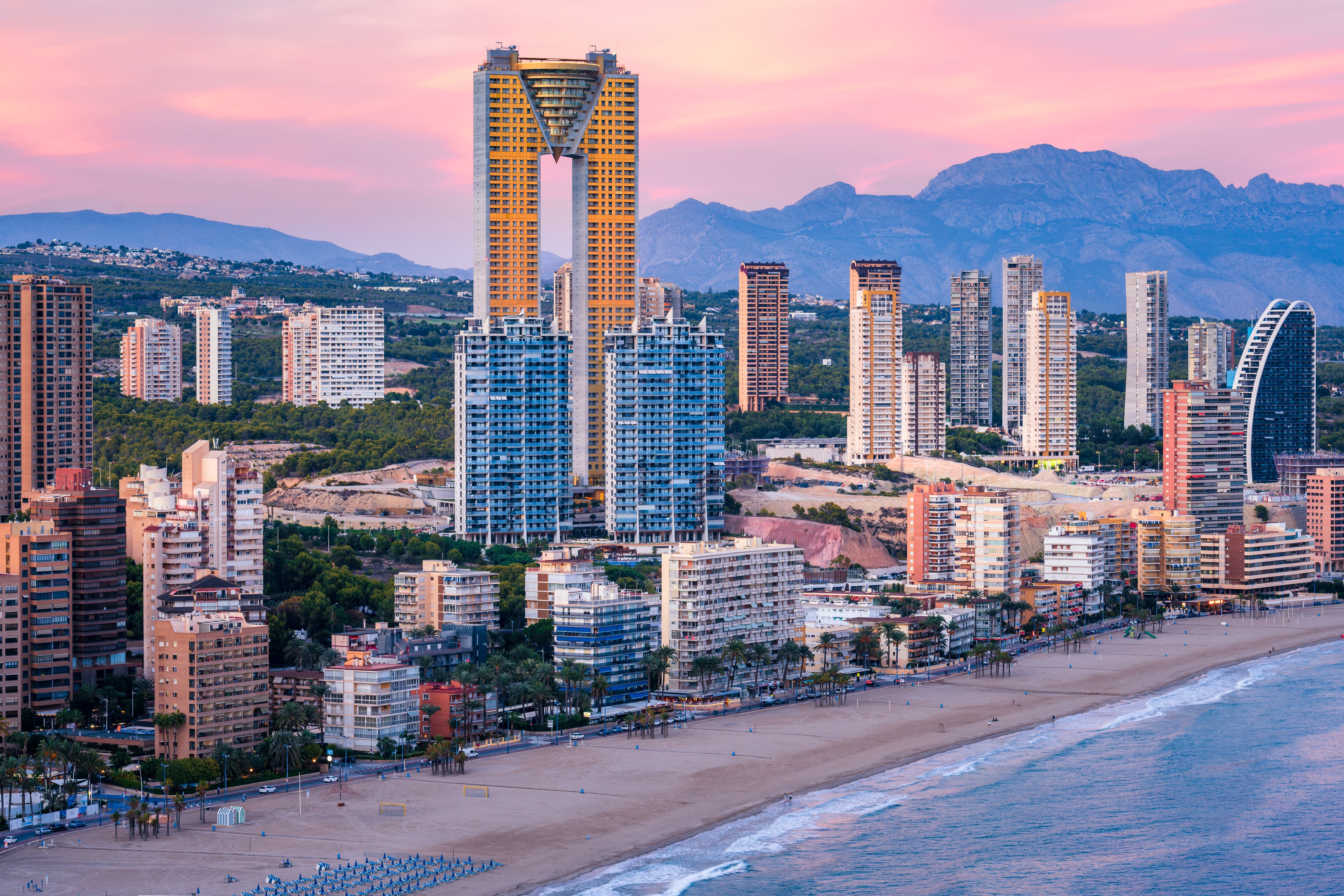 Benidorm, España. 20 de octubre de 2021. Vista del horizonte de Benidorm al atardecer. El edificio más alto de la ciudad, conocido como Intempo Out, domina el paisaje urbano.