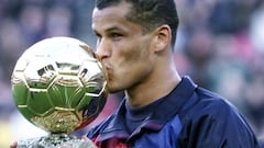 El jugador brasile&ntilde;o del F.C Barcelona, Rivaldo, besa el bal&oacute;n de oro que la revista francesa France Football le ha concedido como mejor jugador en Europa 1999, en un acto celebrado en los prolegomenos del partido de liga entre el F.C Barcelona y el Racing de Santander. 