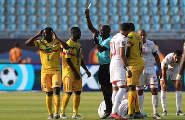 Soccer Football - Africa Cup of Nations 2019 - Group E - Tunisia v Mali - Suez Army Stadium, Suez, Egypt - June 28, 2019 Mali's Amadou Haidara and Diadie Samassekou are shown yellow cards by referee Joshua Bondo REUTERS/Suhaib Salem