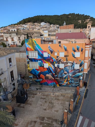 
En Moratalla, rojos tensos, grises rugosos y negros cargados de drama. Un grito visual de resistencia que late en el muro.