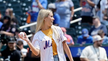 NEW YORK, NEW YORK - AUGUST 15: Viral internet personality Haliey Welch throws the ceremonial first pitch of a game between the New York Mets and the Oakland Athletics at Citi Field on August 15, 2024 in New York City. Jim McIsaac/Getty Images/AFP (Photo by Jim McIsaac / GETTY IMAGES NORTH AMERICA / Getty Images via AFP)