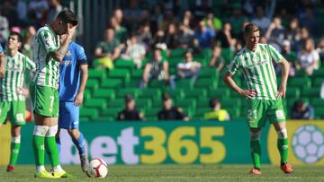 Sergio Le&oacute;n se lamenta, con Lo Celso de fondo. 