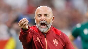 SEVILLA, 25/10/2022.- El entrenador del Sevilla, Jorge Sampaoli, durante el encuentro del grupo G de la Liga de Campeones entre el Sevilla FC y el FC Copenhague este martes en el estadio Ram¨®n S¨¢nchez Pizju¨¢n de Sevilla. EFE/ Jos¨¦ Manuel Vidal