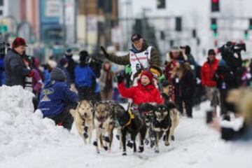 Acto ceremonial del comienzo de la carrera de trineos con perros que se celebró el pasado sábado en Anchorage, Alaska.