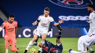 Paris Saint-Germain's Brazilian forward Neymar (down) reacts next to Bordeaux's French defender Laurent Koscielny (C) during the French L1 football match between Paris Saint-Germain (PSG) and Girondins de Bordeaux (FCGB) at the Parc de Princes s