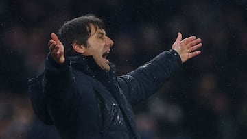 Antonio Conte, entrenador del Tottenham, durante un partido.