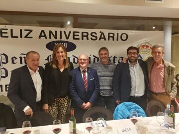 La Peña Madridista Puerto de Menga (Ávila) homenajeó a la atleta abulense Jacqueline Martín con la presencia de los exfutbolistas Isidro Díaz (1977-1985) y César Jiménez.