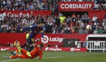 El jugador del Barcelona, Leo Messi, marca el 2-3 al Sevilla. 