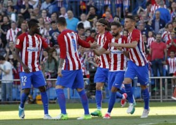 Los jugadores celebran el 2-0 de Carrasco. 