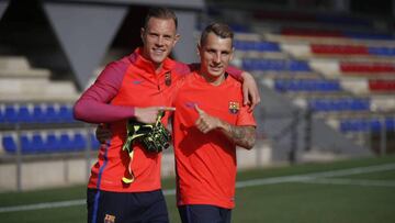 Digne y Ter Stegen, durante el entrenamiento del Barcelona.