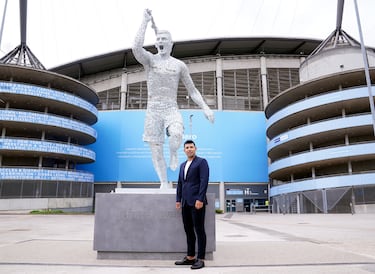 El 13 de mayo de 2022, el Manchester City descubrió la estatua en homenaje a la leyenda de su equipo, el delatero argentino Sergio Agüero. La obra, creada por el artista y escultor Andy Scott, conmemora el primer título de la Premier League del club, conseguido en 2012, y el icónico gol del minuto 93:20 del argentino que le valió al club mancuniano levantar aquel título liguero. Se encuentra en los aledaños del Etihad Stadium en Mánchester.