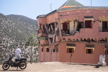 Un hombre se encuentra junto a un hotel dañado después del terremoto en la aldea de Moulay Brahim, cerca del epicentro del terremoto, en las afueras de Marrakech, Marruecos.