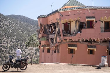 Un hombre se encuentra junto a un hotel dañado después del terremoto en la aldea de Moulay Brahim, cerca del epicentro del terremoto, en las afueras de Marrakech, Marruecos.