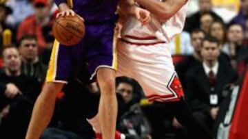 Joakim Noah intenta entorpecer el avance de Pau Gasol.