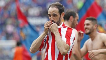 Juanfran, en la despedida de God&iacute;n. La vieja guardia que ya no jugar&aacute; el derbi.