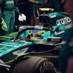 Mercedes se ve detrás del Aston Martin de Alonso