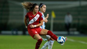 AMDEP3223. ARMENIA (COLOMBIA), 12/07/2022.- Mariana Larroquette (d) de Argentina disputa el balón con Alexa Kimball de Perú hoy, en un partido del grupo B de la Copa América Femenina en el estadio Centenario en Armenia (Colombia). EFE/Ernesto Guzmán Jr.
