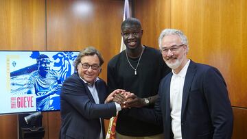 Makhtar Gueye, entre Sanlleh¨ª y Torrecilla.