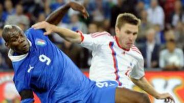 WB104 ZÚRICH (SUIZA), 1/6/2012.- El internacional italiano Mario Balotelli (i) lucha por el balón con el ruso Denis Glushakov durante el partido amistoso Italia-Rusia disputado en Zúrich, Suiza, hoy, viernes 1 de junio de 2012. EFE/Walter Bieri