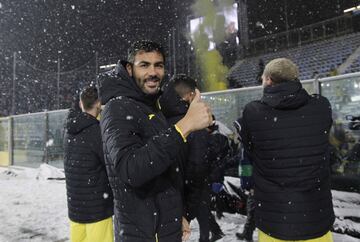 Los jugadores del Villarreal, tras suspenderse el partido, salieron al césped nevado para saludar a los aficionados amarillos. En la imagen Vicente Iborra.