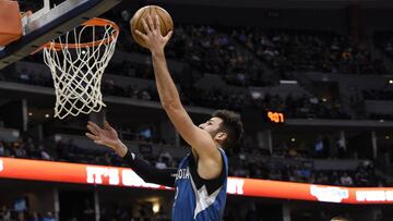 DEN18. DENVER (EE.UU.), 28/12/2016.- El jugador de Timberwolves Ricky Rubio se dirige a la cesta hoy, mi&eacute;rcoles 28 de diciembre de 2016, durante un partido por la NBA entre Timberwolves y Nuggets, en Denver (EE.UU.). EFE/Todd Pierson