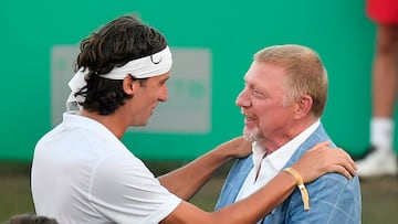 El extenista alemán Boris Becker saluda a Feliciano López durante la gala del torneo de tenis Mallorca Championships.