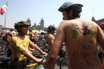 Varios centenares de ciclistas se pasean desnudos, muchos con los cuerpos pintados, por varias calles de la capital mexicana para protestar por el uso excesivo de combustibles fósiles y en favor del transporte en bicicleta. Esta es la octava edición de una protesta que se celebra en México desde 2006, como parte del movimiento internacional World Naked Bike Ride (carrera mundial de bicicletas desnudas) que surgió en Vancouver (Canadá) en el año 2004