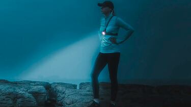 Corre de noche con esta linterna frontal LED para running
