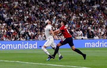 Jugada del penalti. David García empuja a Karim Benzema y el árbitro, tras ver la acción en el VAR, pita la pena máxima.
