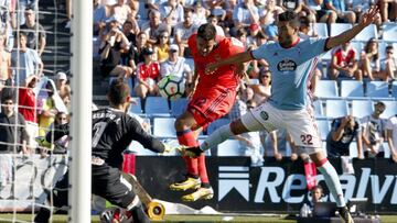 Cabral salta con el delantero Willian José en el partido entre el Celta y la Real Sociedad.