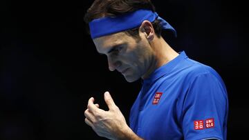 Roger Federer reacciona durante su partido ante Kei Nishikori en las Nitto ATP World Tour Finals que se disputan en el O2 Arena de Londres.