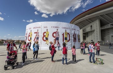 Desde las 10:00 de la mañana los aficionados atléticos celebran el estreno del nuevo estadio rojiblanco Wanda Metropolitano en los alrededores del estadio.