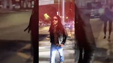 Lenny Kravitz se pasea por la CDMX, come hamburguesas y baila con vendedores