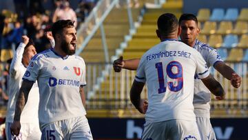 Futbol, Everton vs Universidad de Chile.
Fecha 13, Campeonato Nacional 2022.
El jugador de Universidad de Chile Cristian Palacios celebra con sus companeros su gol contra Everton durante el partido de primera division realizado en el estadio Sausalito de Vina del Mar, Chile.
14/05/2022
Raul Zamora/Photosport
Football, Everton vs Universidad de Chile.
13th date, 2022 National Championship.
Universidad de Chile's player Cristian Palacios celebrates with teammates after scoring against Everton during the first division match held at the Sausalito stadium in Vina del Mar, Chile.
14/05/2022
Raul Zamora/Photosport