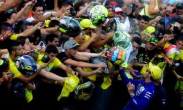 Valentino Rossi atiende a los fans tras la conferencia de prensa del GP de Aragón en el circuito de Alcañiz.