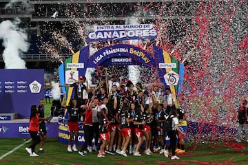 Independiente Santa Fe mantuvo la ventaja contra América de Cali en el estadio Pascual Guerrero y se coronó campeón por tercera vez en la historia.