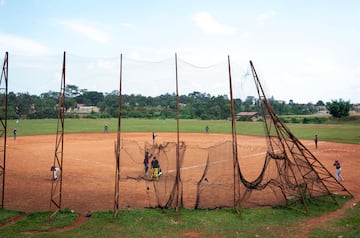 El primer campo de béisbol del centro de África se construyó gracias a la financiación de la Embajada de Japón. El Estadio Nacional de la Amistad se encuentra en las afueras de Kampala, en Uganda, y desde su inauguración han pasado por ahí cientos de jóvenes para practicar este deporte. 

 