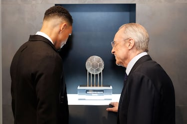 Alexander-Arnold y Florentino Pérez durante la presentación. 