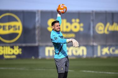 El Cádiz rescinde el contrato a José Antonio Caro y San Emeterio