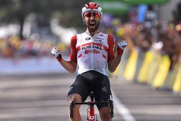 El ciclista belga Thomas De Gendt se fugó desde la salida y estuvo escapado 200 kilómetros hasta la victoria. 