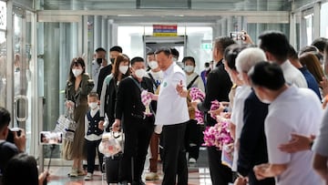 Thailand’s Health minister Anutin Charnvirakul welcomes plane passengers from China’s Xiamen, as they arrive at Bangkok’s Suvarnabhumi airport after China reopens its borders amid the coronavirus disease (COVID-19) pandemic, in Bangkok, Thailand, January 9, 2023. REUTERS/Athit Perawongmetha