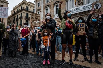 Cientos de personas protestaron en la plaza de  Sant Jaume en Barcelona para mostrar su disconformidad ante la brutalidad policial que acabó con el asesinato de George Floyd y protestar contra el racismo y la segregación racial.