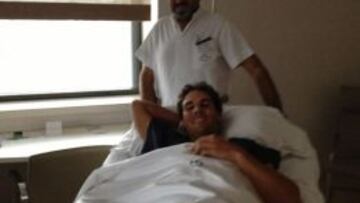 Nadal subió esta foto a su cuenta de Facebook antes de entrar en el quirófano.