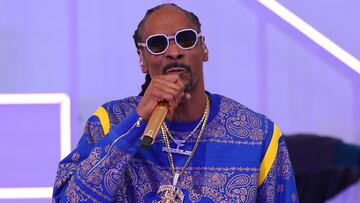 Snoop throws his hat in a bid against the Canadian actor, who has quite the winning streak already with Wrexham AFC.